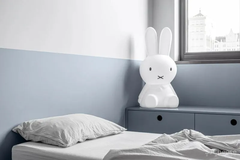 一间75平米的水泥灰公寓，利用色彩的装饰，拥有时髦与平衡感