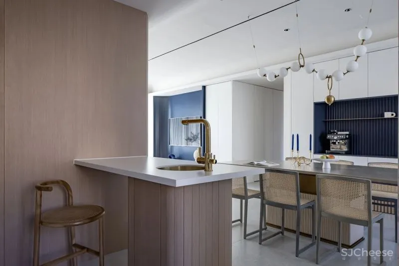 黄铜、石材、藤编，温暖自然的大平层设计丨木桃盒子