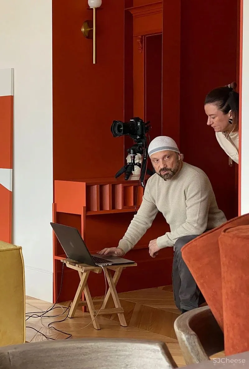 大户型下的浓郁枫叶红,留存满室的明朗光泽!