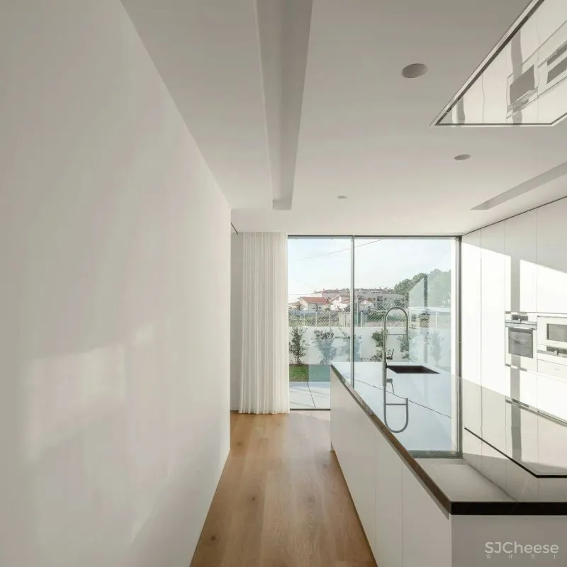 葡萄牙白色极简别墅劳利诺·席尔瓦(Raulino Silva)