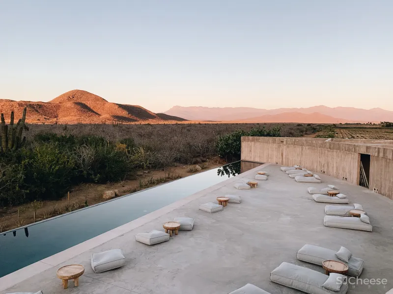 混凝土打造的侘寂野奢民宿,越「简陋」越高级