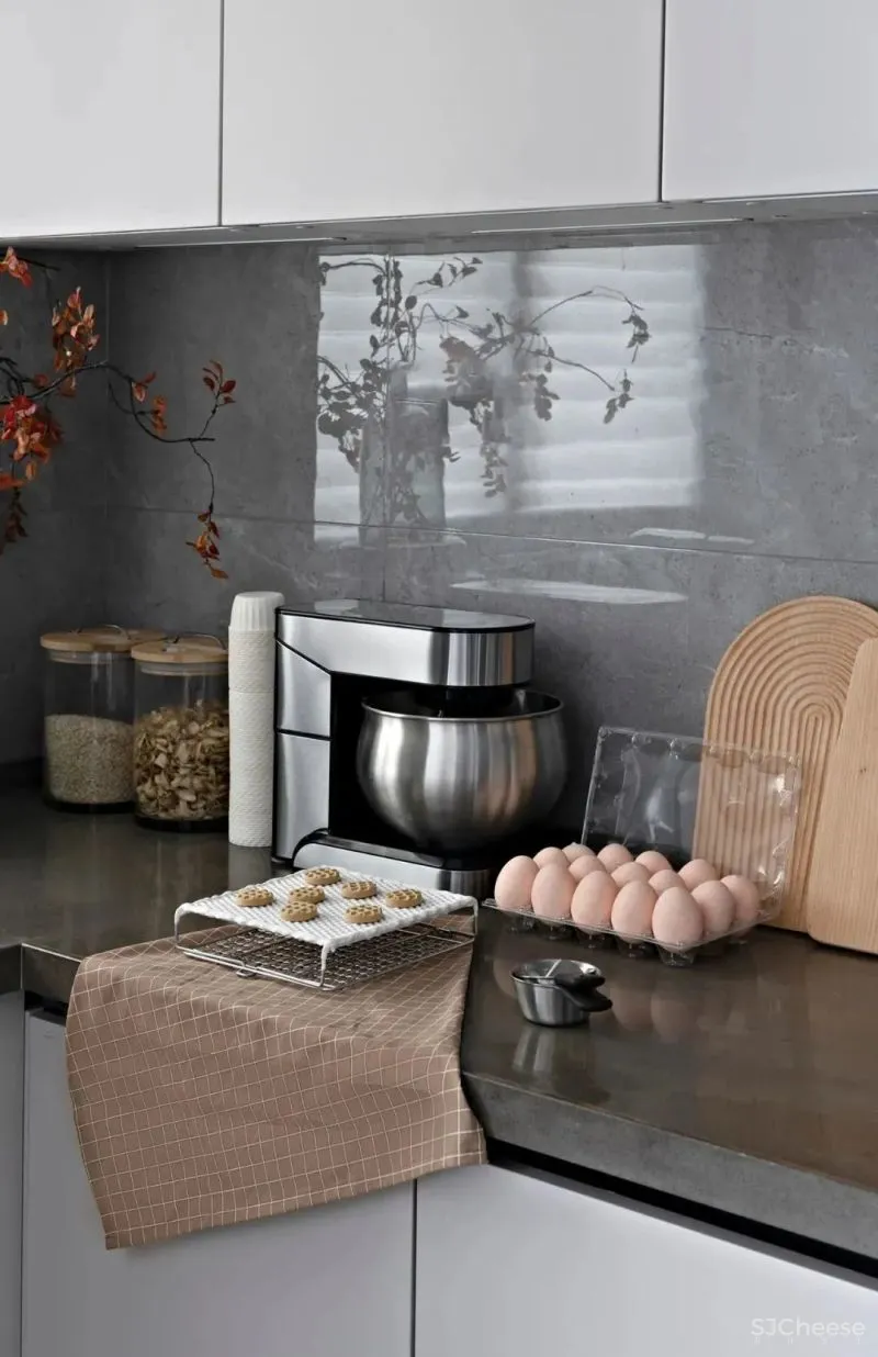 浅色灰调 木饰面,打造152㎡都市未来感家宅 库玛设计