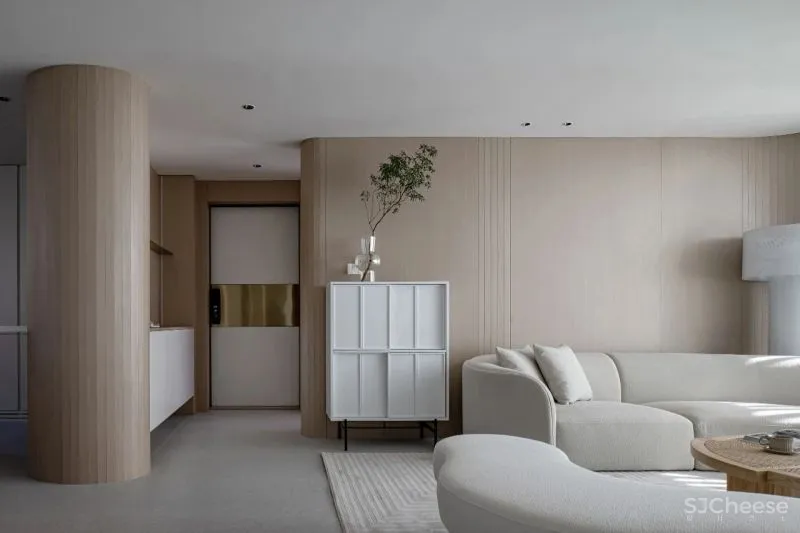 黄铜、石材、藤编，温暖自然的大平层设计丨木桃盒子