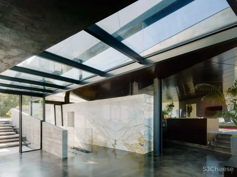 隐藏在草坪下的三层豪宅，用混凝土、钢材、木材打造前卫之所！