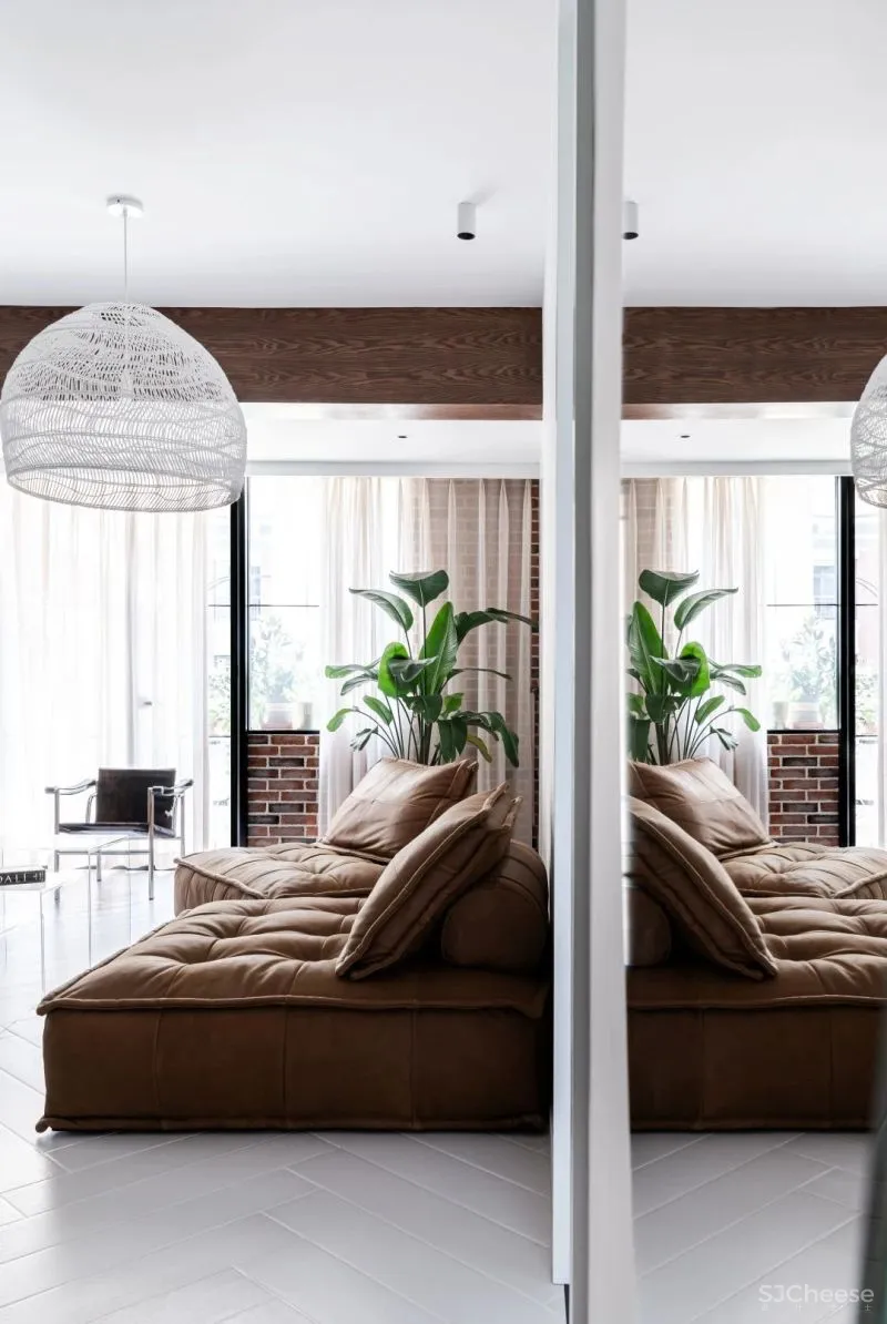 在武汉造一所“北欧度假屋”:白墙、老木头、皮革,150㎡住一家三口,敞亮又温暖!