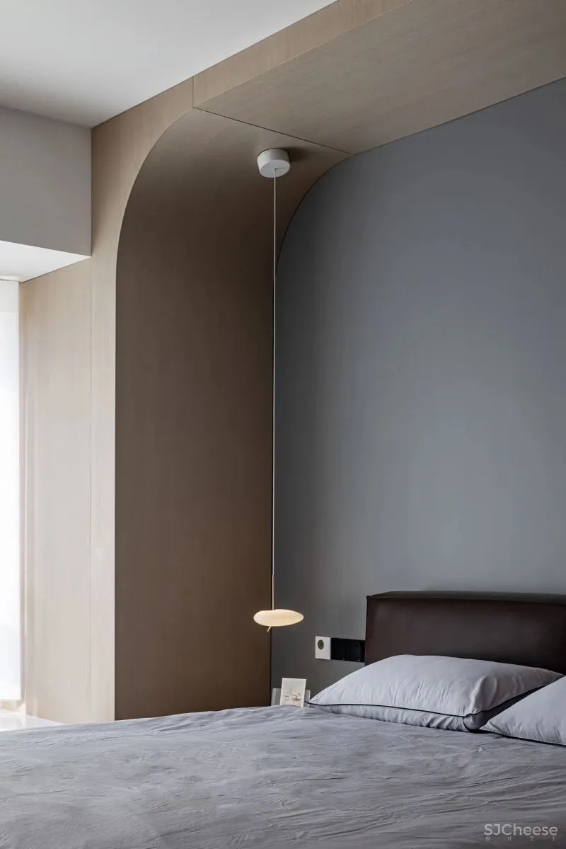 黄铜、石材、藤编，温暖自然的大平层设计丨木桃盒子