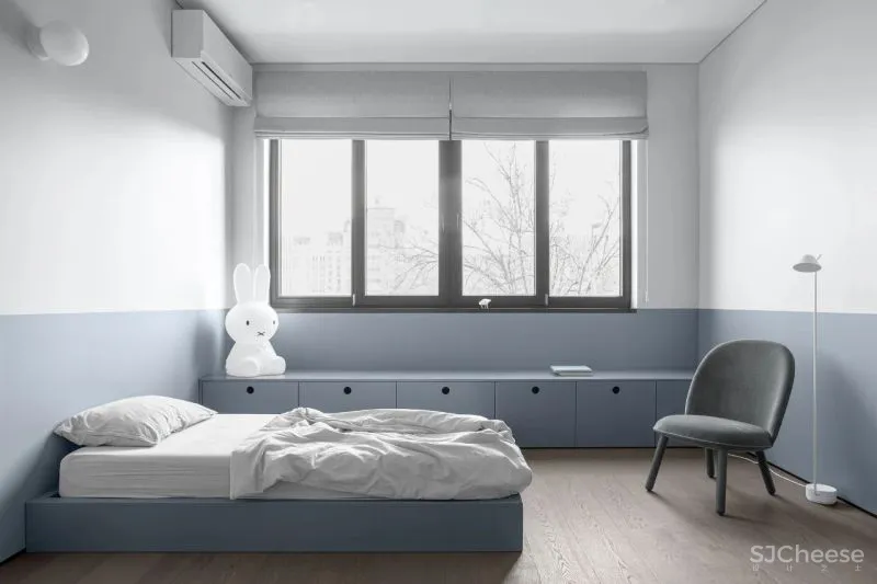 一间75平米的水泥灰公寓，利用色彩的装饰，拥有时髦与平衡感