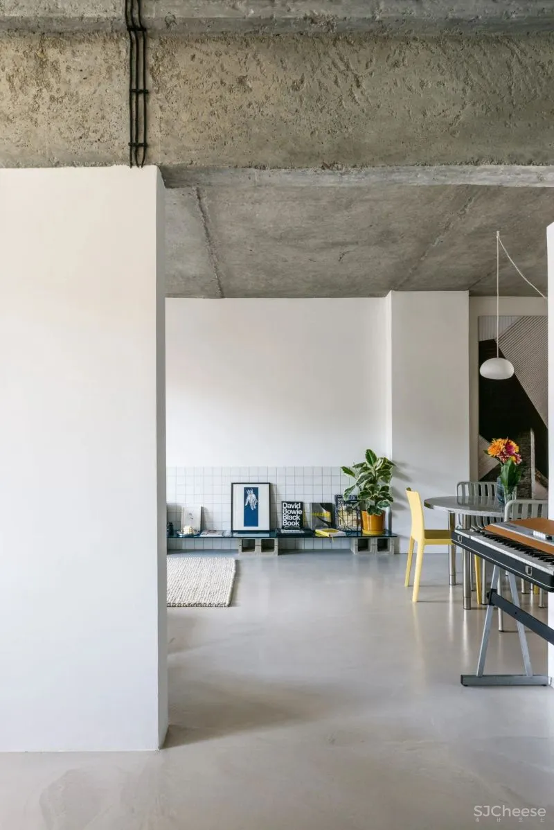 70平米的老旧住宅大翻身,加入了不锈钢、圆形洞等多种有趣的元素!