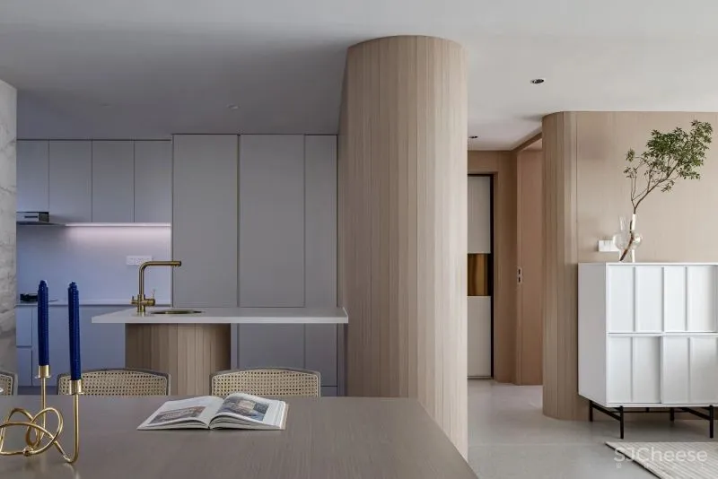 黄铜、石材、藤编，温暖自然的大平层设计丨木桃盒子