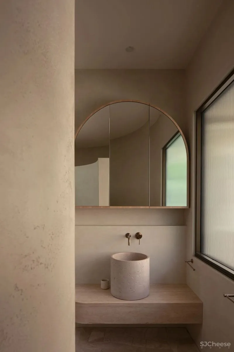 拱形环绕的简约大宅,宅家就能开启度假模式!