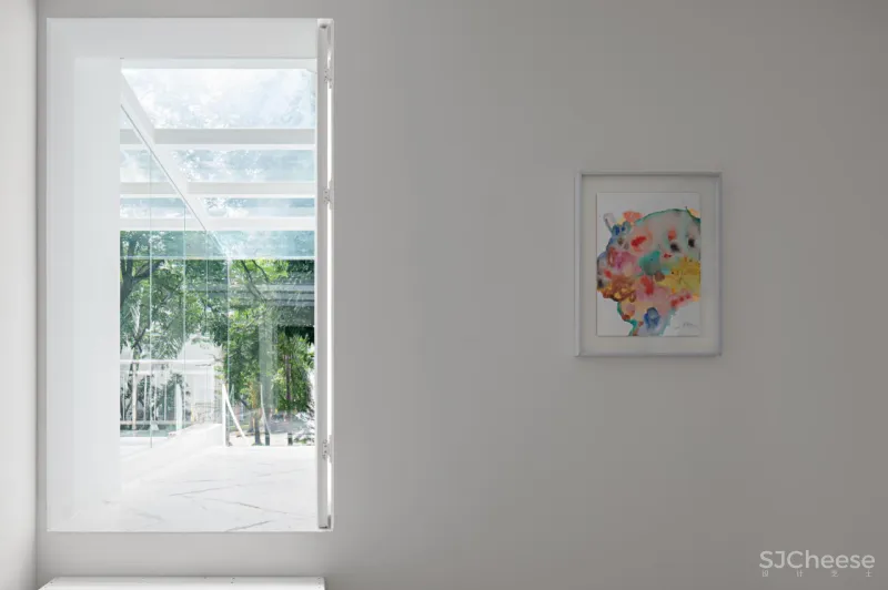 老宅变身极简白画廊，以空间与光探索艺术之雅