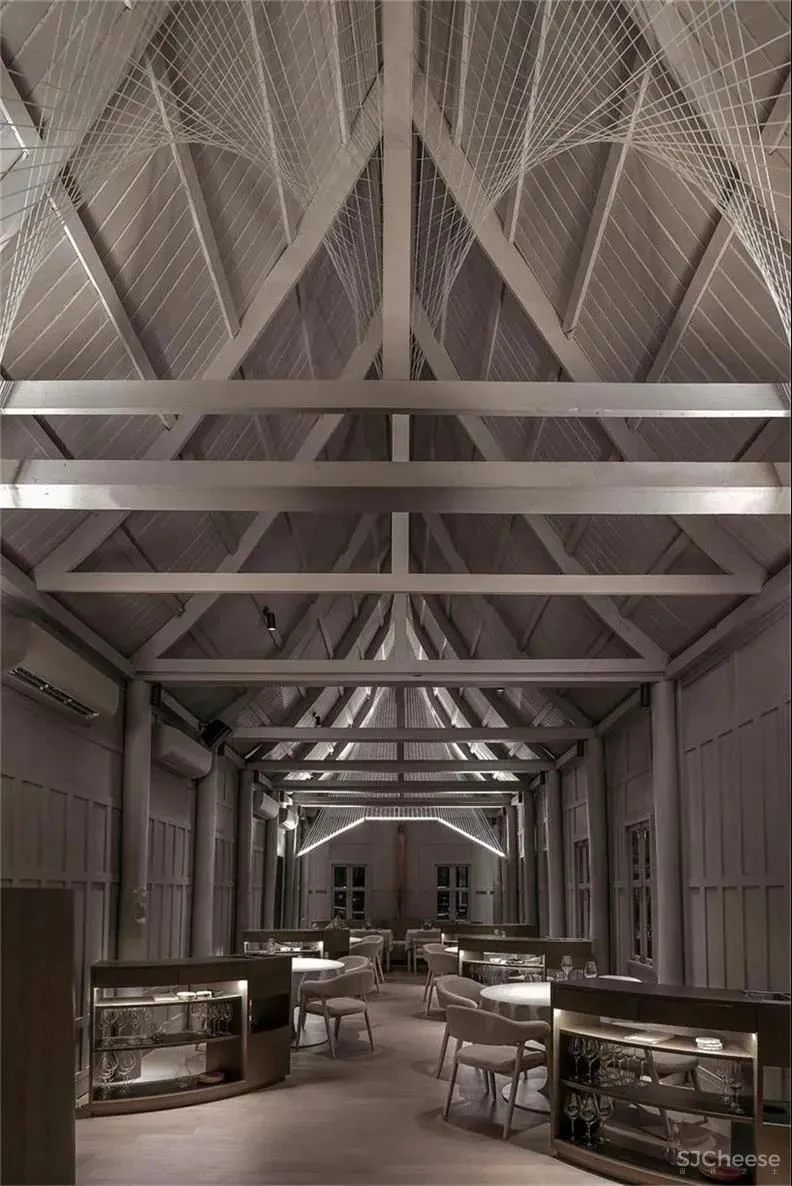 充满悠久历史的房子被现代的手法重新装点