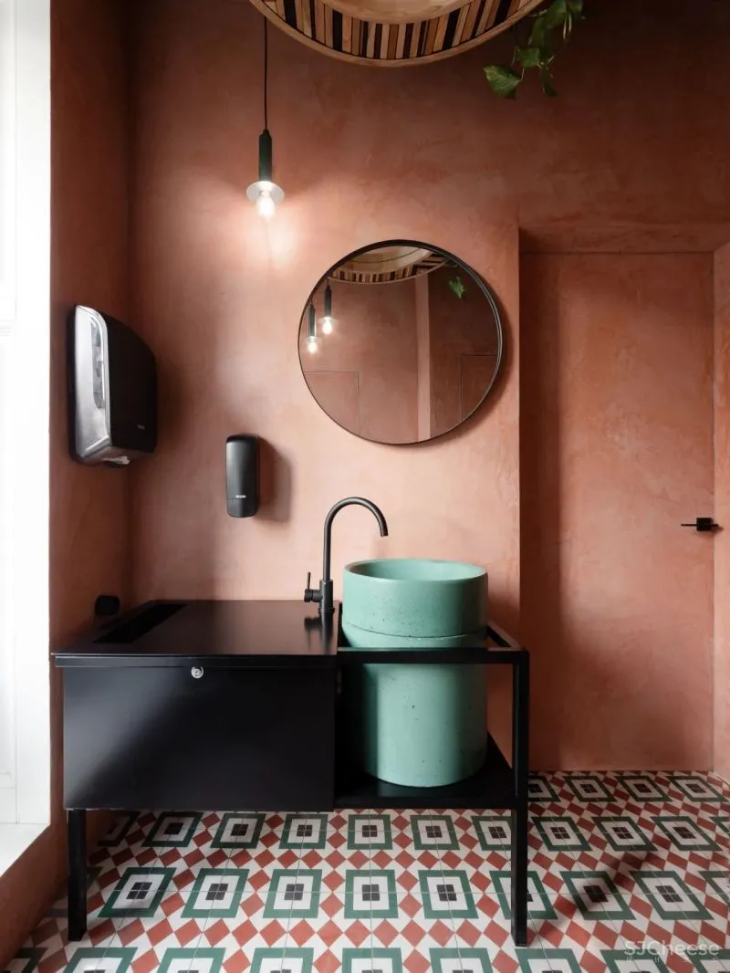 IRA LYSIUK 90㎡咖啡厅设计,现代与历史的交织