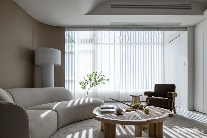 黄铜、石材、藤编，温暖自然的大平层设计丨木桃盒子