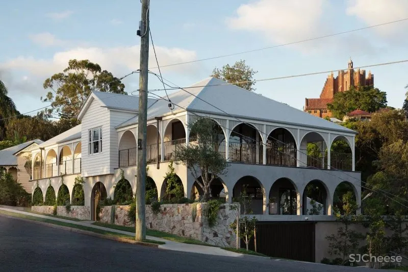 拱形环绕的简约大宅,宅家就能开启度假模式!