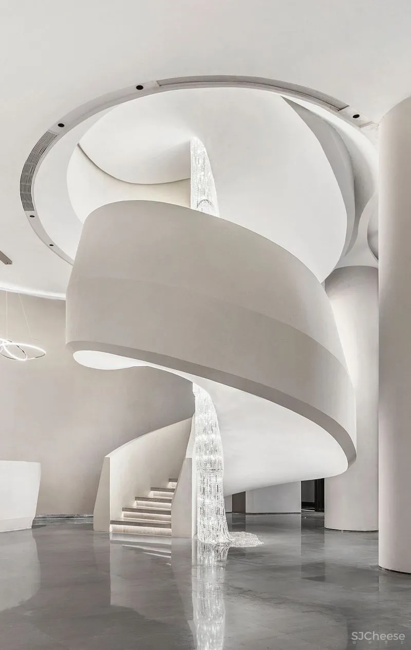 CLV赛拉维 首创成都禧瑞光华,曲线属于上帝 !