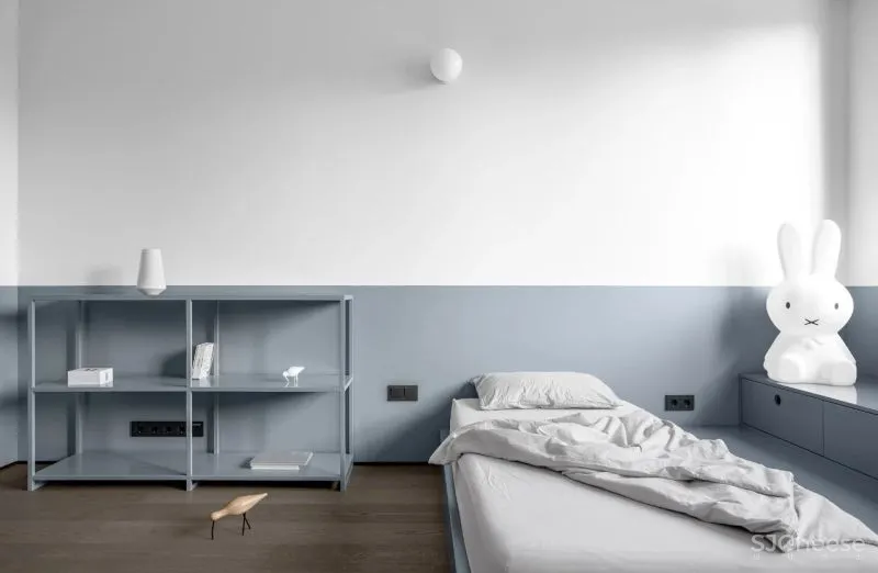 一间75平米的水泥灰公寓，利用色彩的装饰，拥有时髦与平衡感