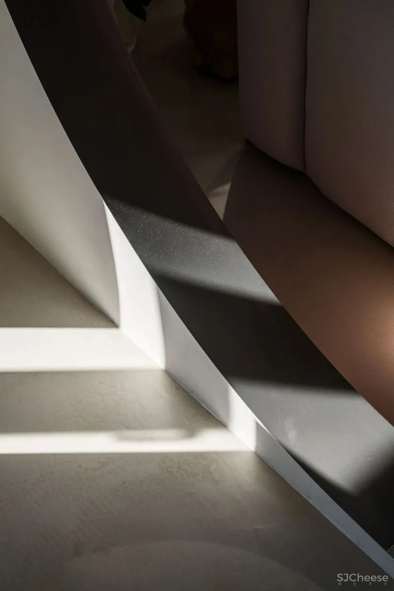 70平米的老旧住宅大翻身,加入了不锈钢、圆形洞等多种有趣的元素!