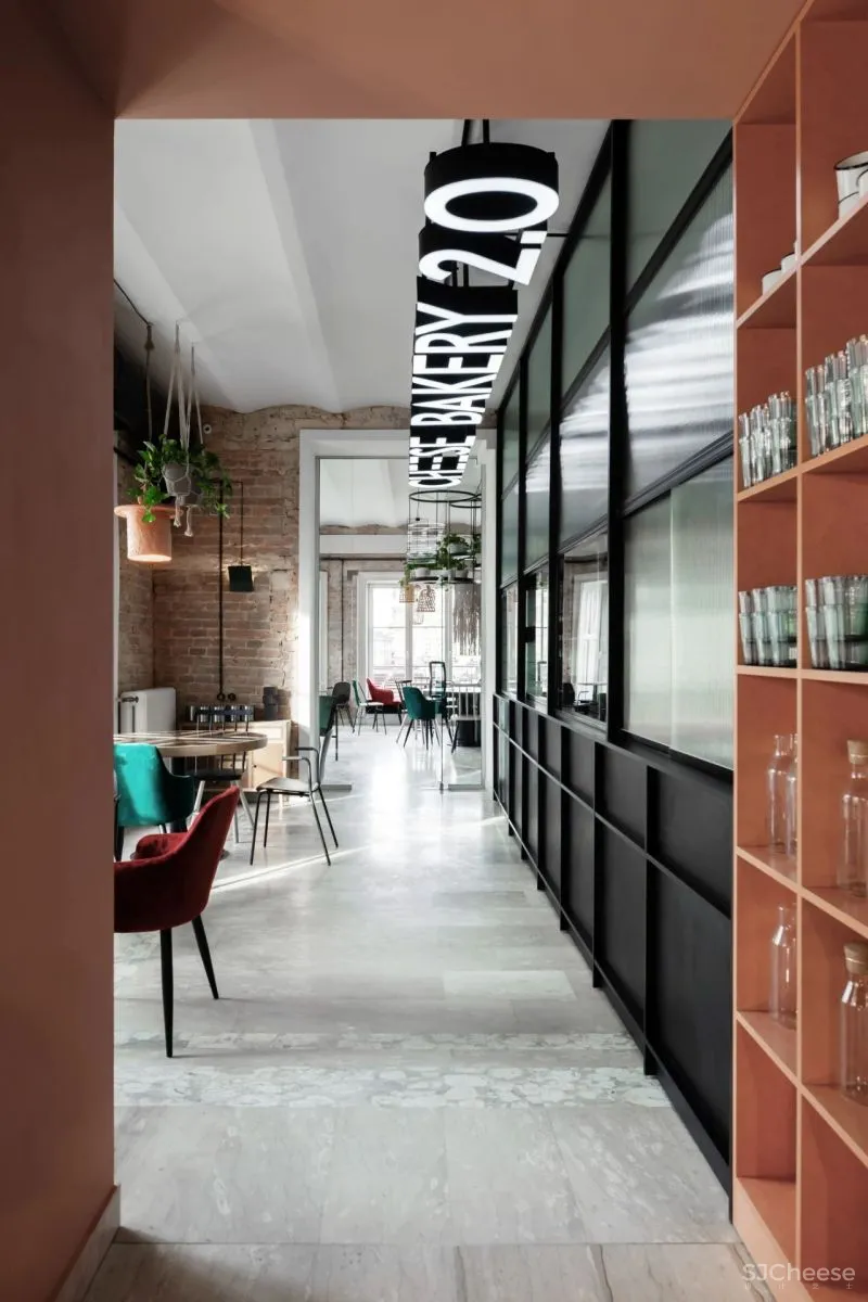 IRA LYSIUK 90㎡咖啡厅设计,现代与历史的交织