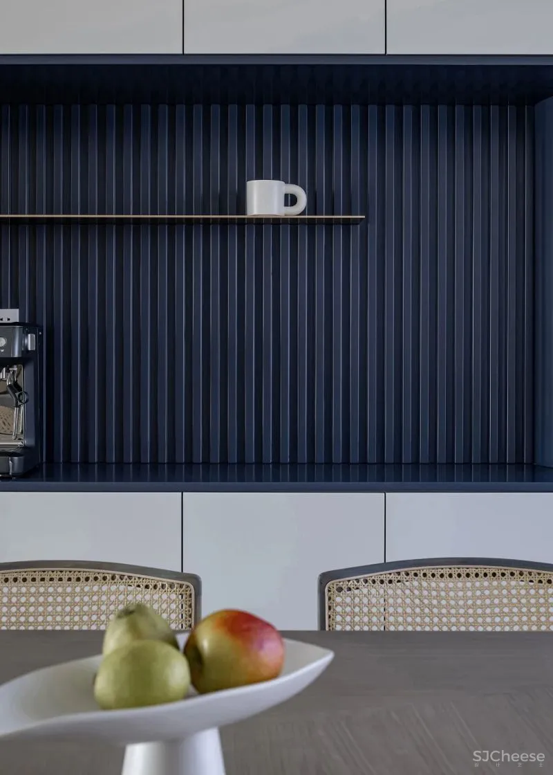 黄铜、石材、藤编，温暖自然的大平层设计丨木桃盒子