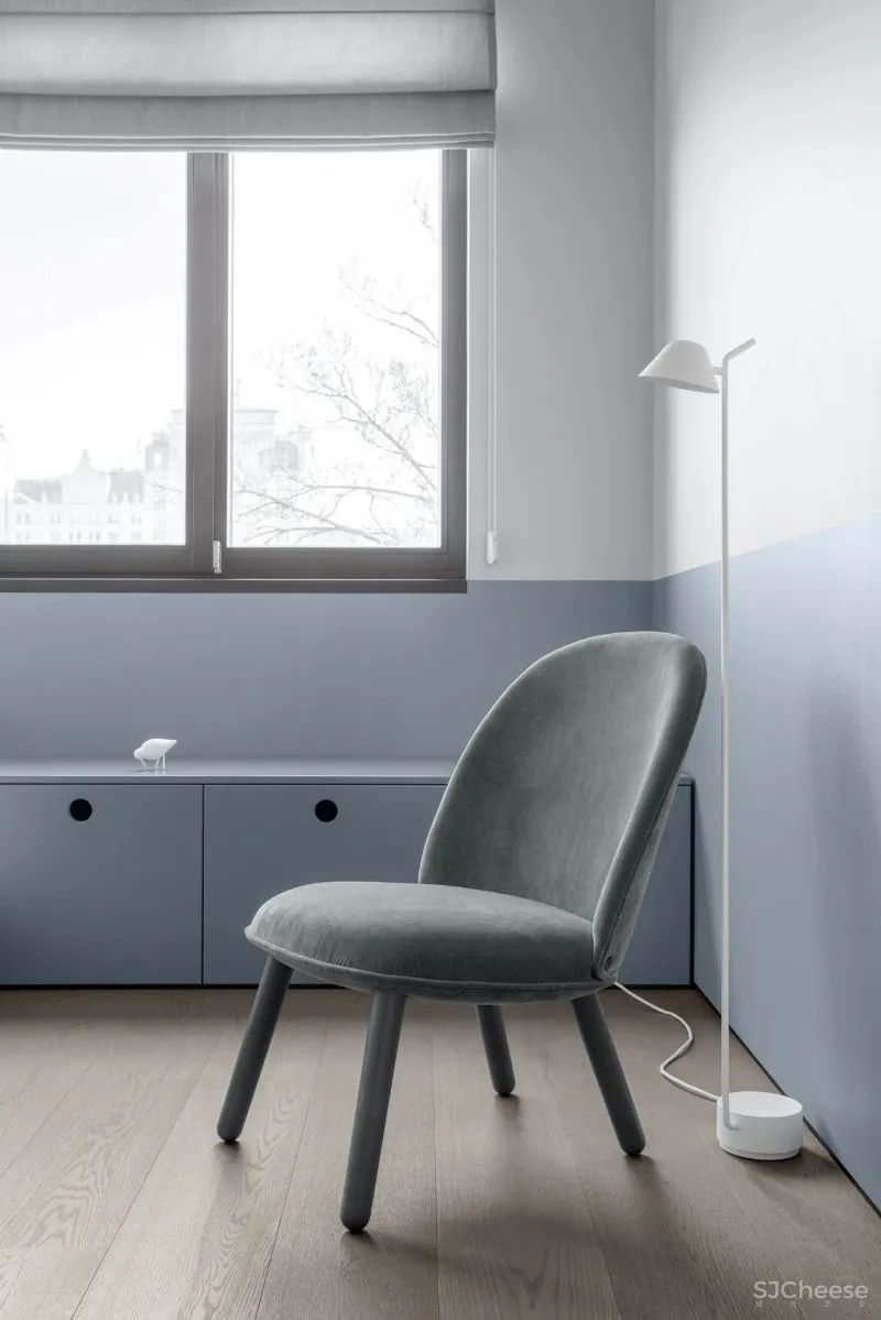 一间75平米的水泥灰公寓，利用色彩的装饰，拥有时髦与平衡感