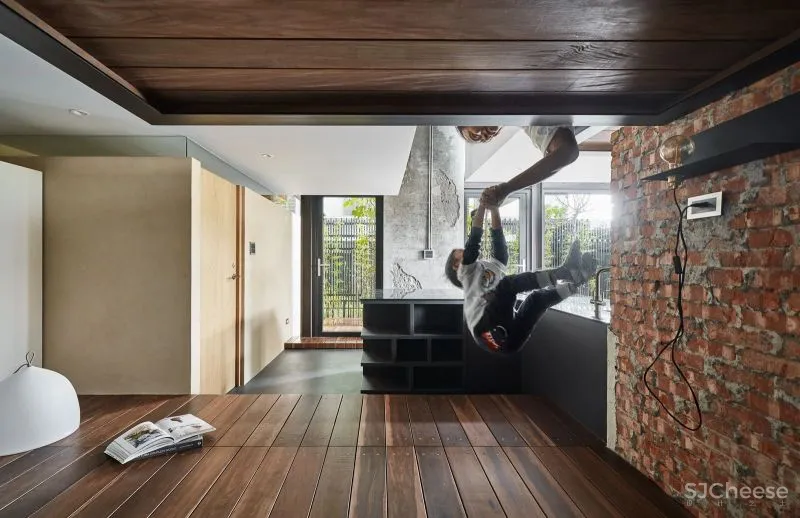 台湾一对夫妇,花了一大笔设计费,结果竟然连砖墙都外露,这样的房子你敢让父母知道吗?