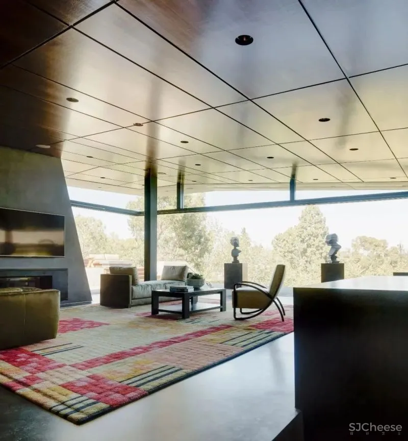 隐藏在草坪下的三层豪宅，用混凝土、钢材、木材打造前卫之所！