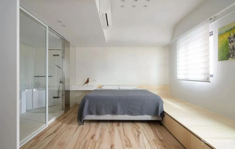 她买下低层高90㎡老房,74w造出极致纯净白色家,独自和收养的狗狗同住!