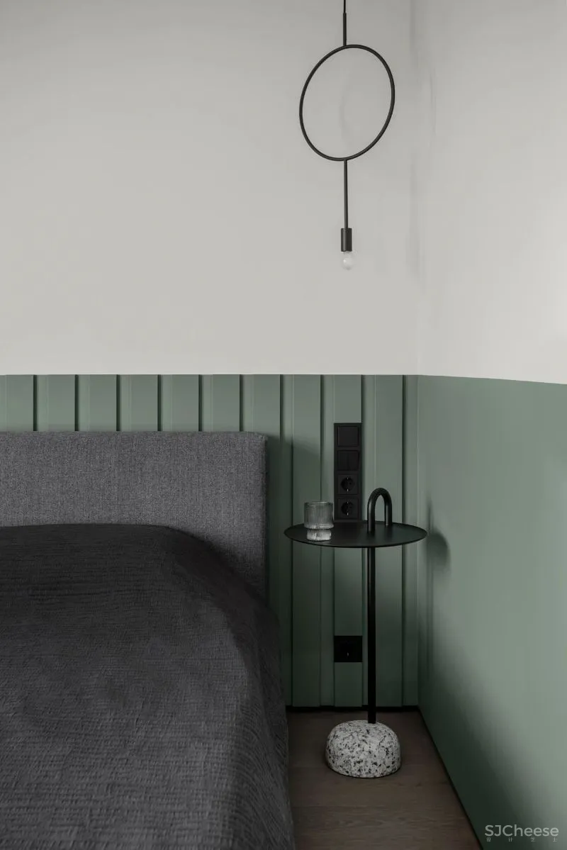 一间75平米的水泥灰公寓，利用色彩的装饰，拥有时髦与平衡感