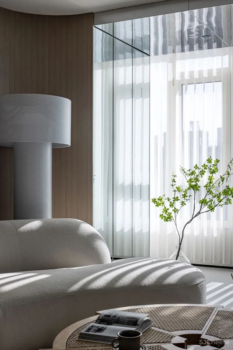 黄铜、石材、藤编，温暖自然的大平层设计丨木桃盒子