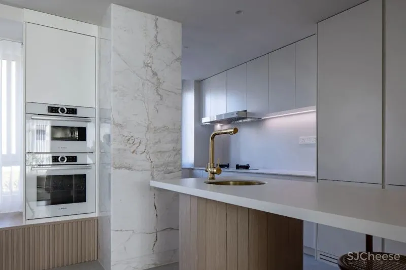 黄铜、石材、藤编，温暖自然的大平层设计丨木桃盒子