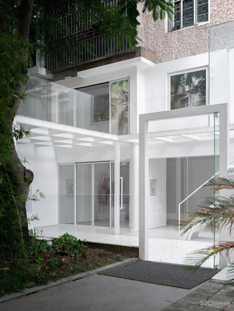 老宅变身极简白画廊，以空间与光探索艺术之雅