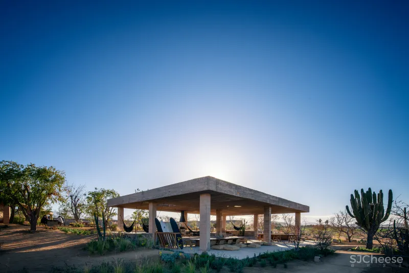 混凝土打造的侘寂野奢民宿,越「简陋」越高级