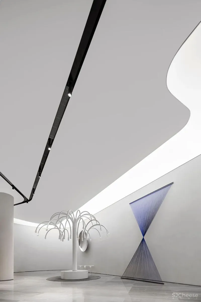 CLV赛拉维 首创成都禧瑞光华,曲线属于上帝 !