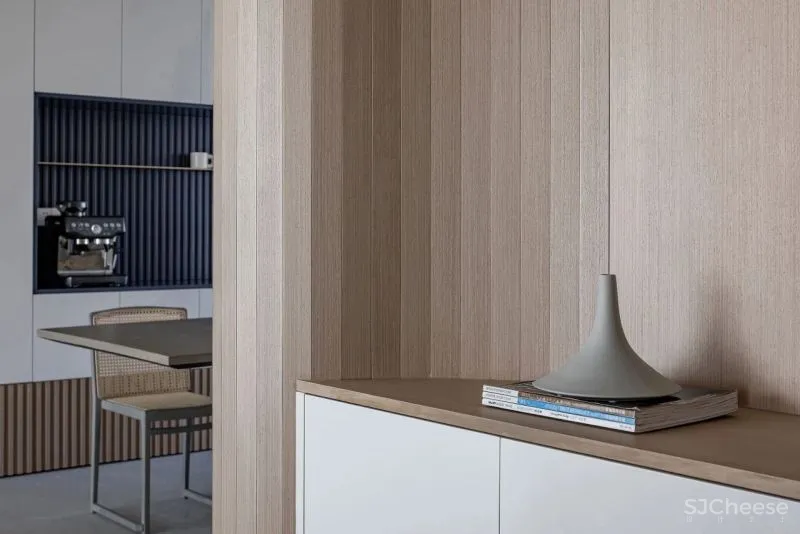 黄铜、石材、藤编，温暖自然的大平层设计丨木桃盒子