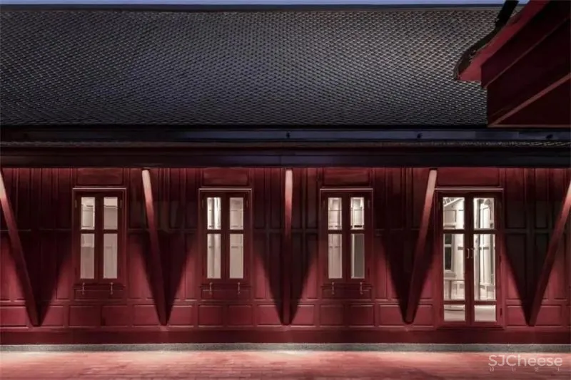 充满悠久历史的房子被现代的手法重新装点