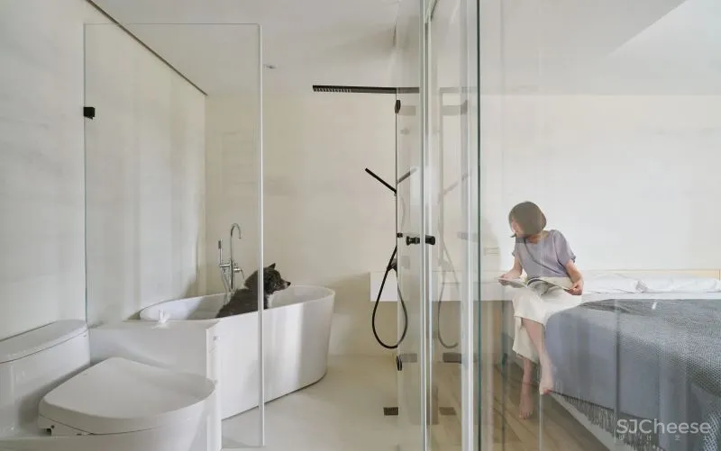 她买下低层高90㎡老房,74w造出极致纯净白色家,独自和收养的狗狗同住!