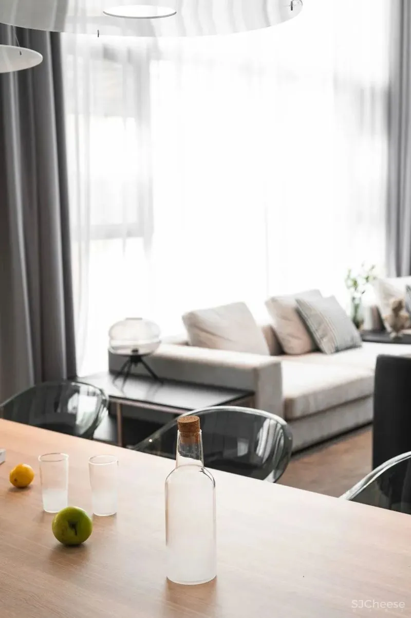 隔出玄关，打开客餐厅，环绕落地窗让家充满阳光 王中玮