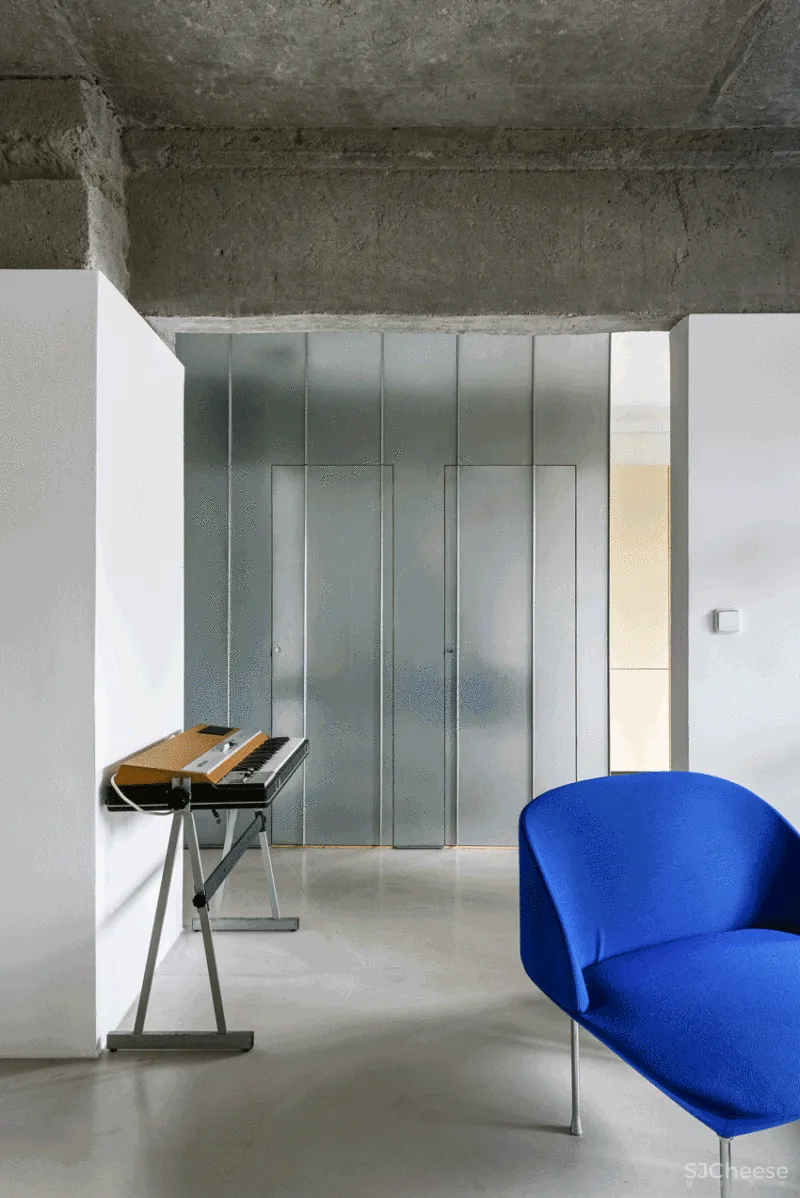 70平米的老旧住宅大翻身,加入了不锈钢、圆形洞等多种有趣的元素!