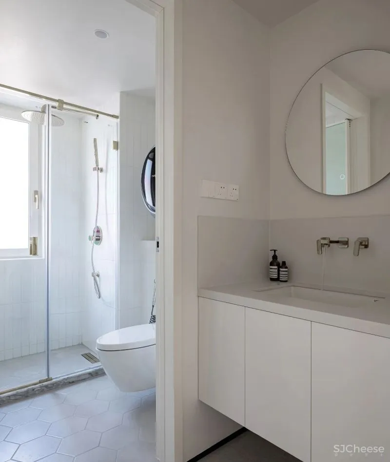 黄铜、石材、藤编，温暖自然的大平层设计丨木桃盒子