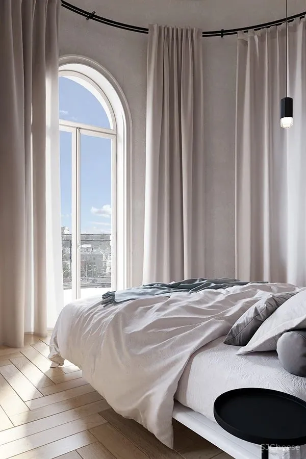 三个拱形门通往三个天地,一张双人床斜放在客厅!