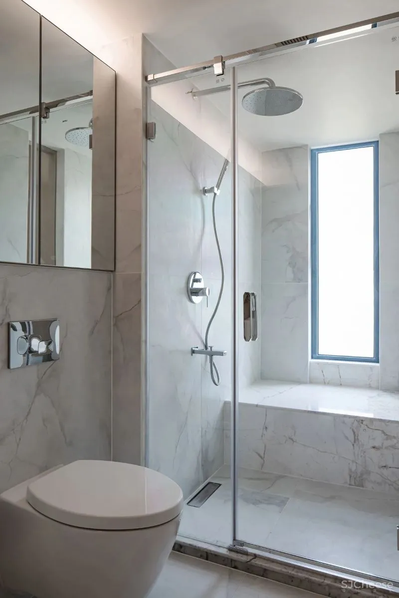 黄铜、石材、藤编，温暖自然的大平层设计丨木桃盒子