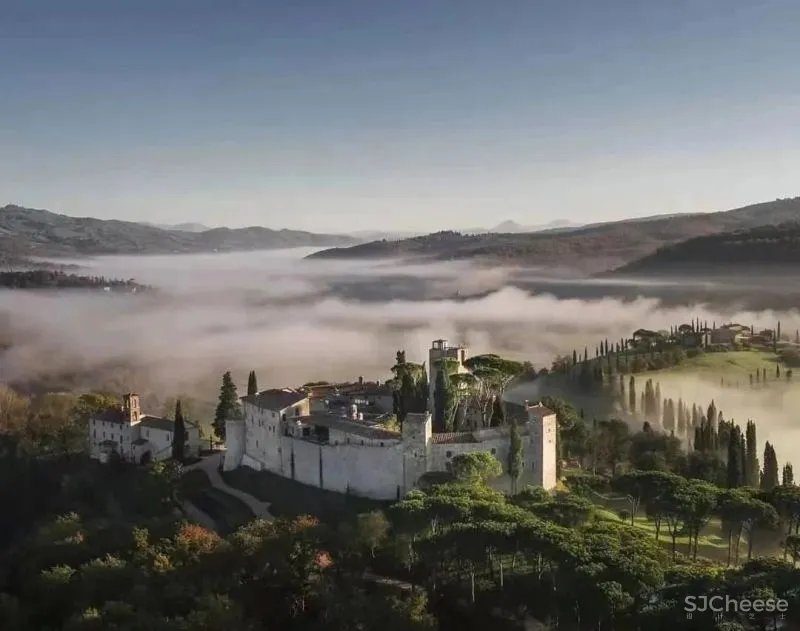 意大利千年古堡改造的酒店,1500万平米仅36间房,现代与古典的极限混搭!