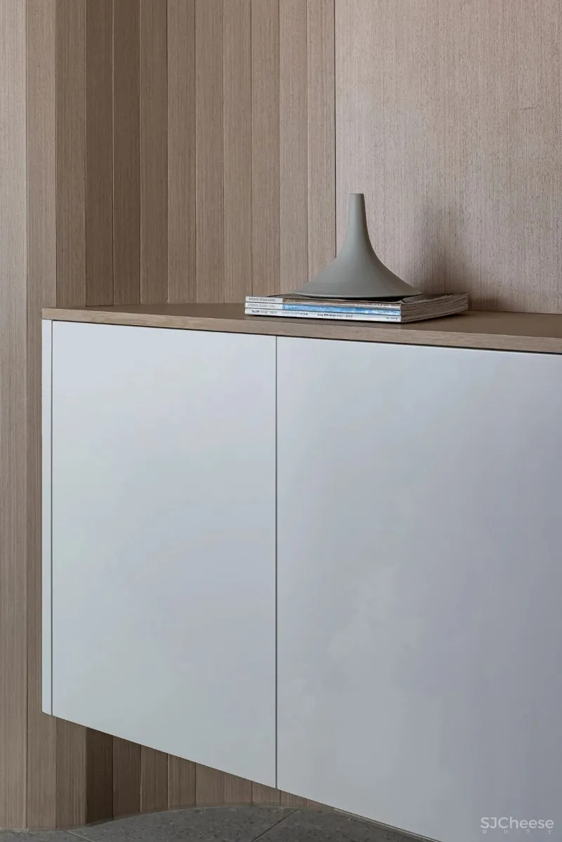 黄铜、石材、藤编，温暖自然的大平层设计丨木桃盒子