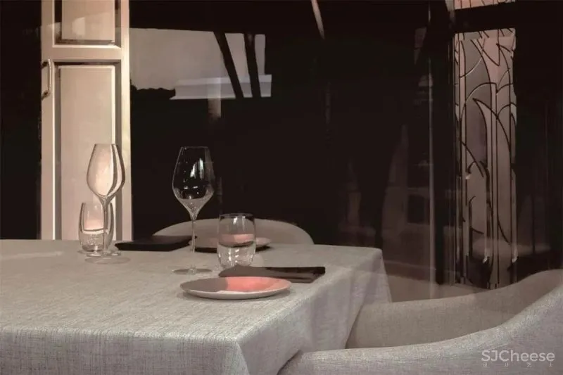 充满悠久历史的房子被现代的手法重新装点