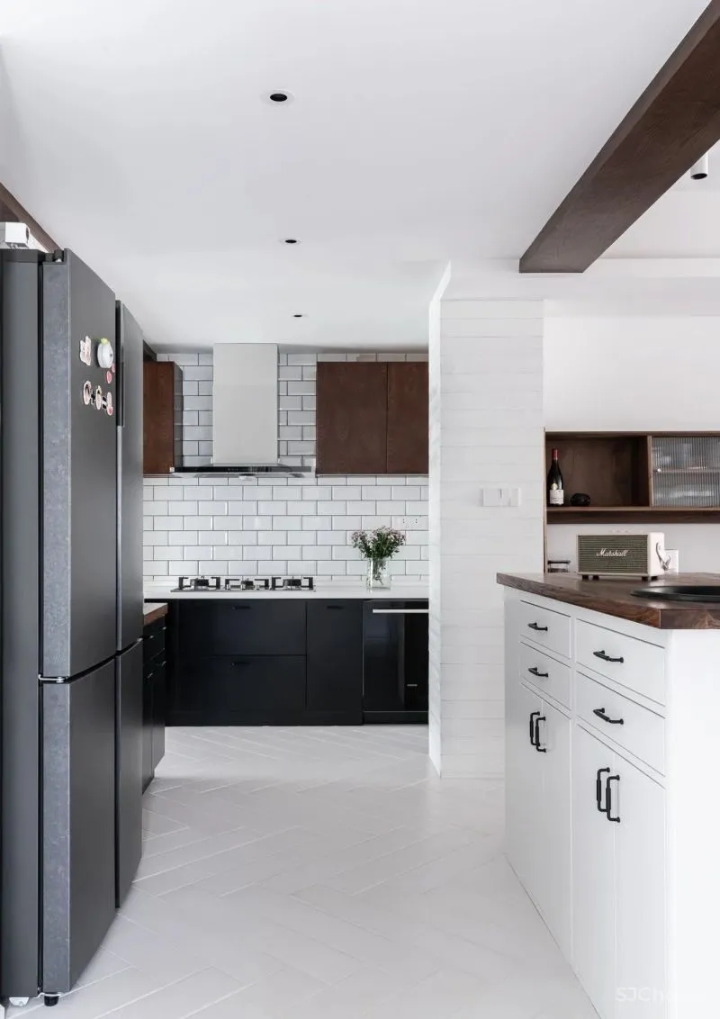 在武汉造一所“北欧度假屋”:白墙、老木头、皮革,150㎡住一家三口,敞亮又温暖!