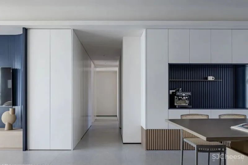 黄铜、石材、藤编，温暖自然的大平层设计丨木桃盒子