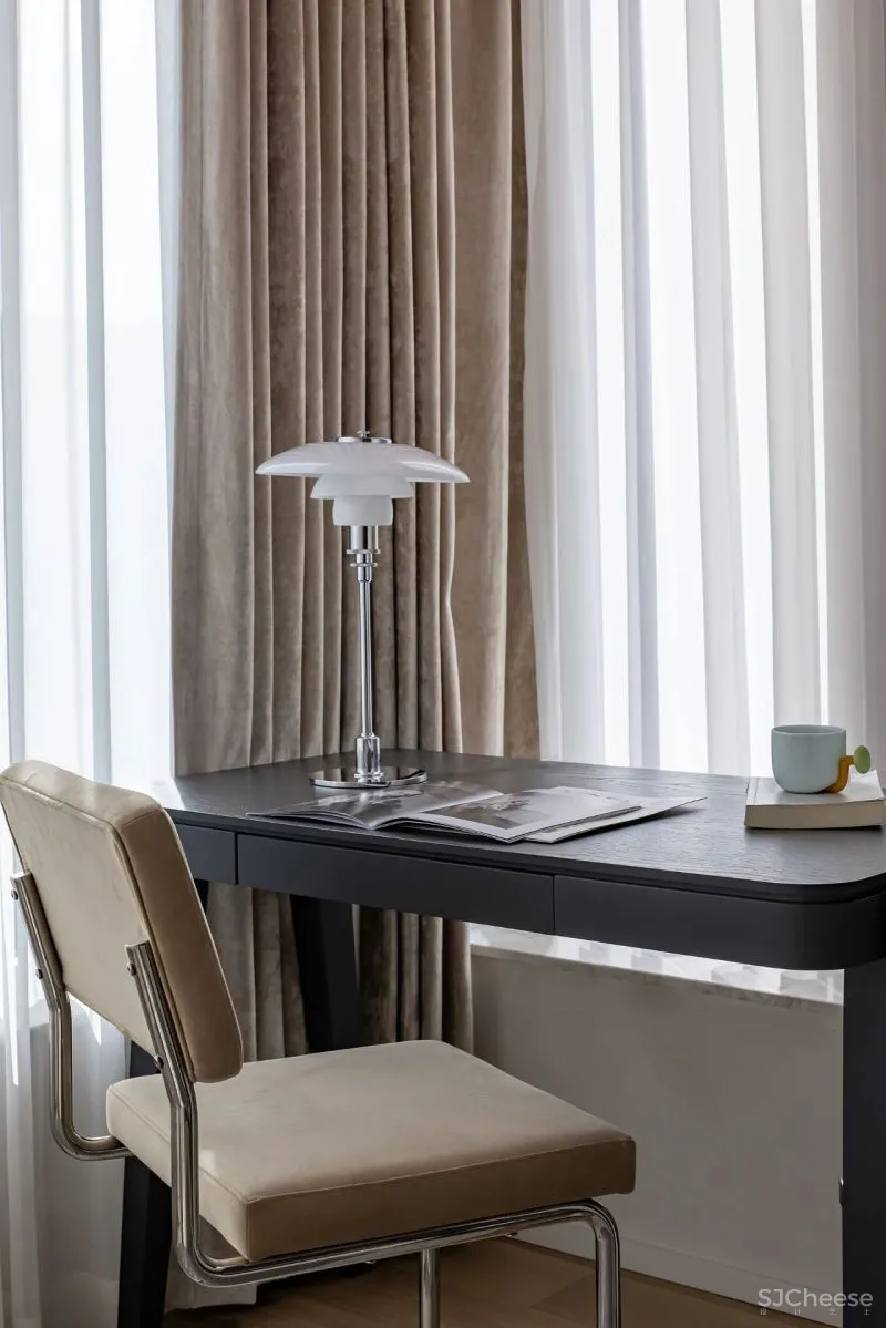 黄铜、石材、藤编，温暖自然的大平层设计丨木桃盒子