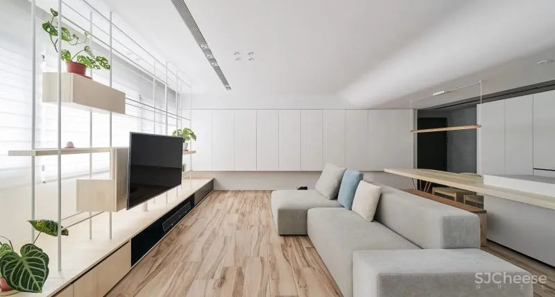 她买下低层高90㎡老房,74w造出极致纯净白色家,独自和收养的狗狗同住!