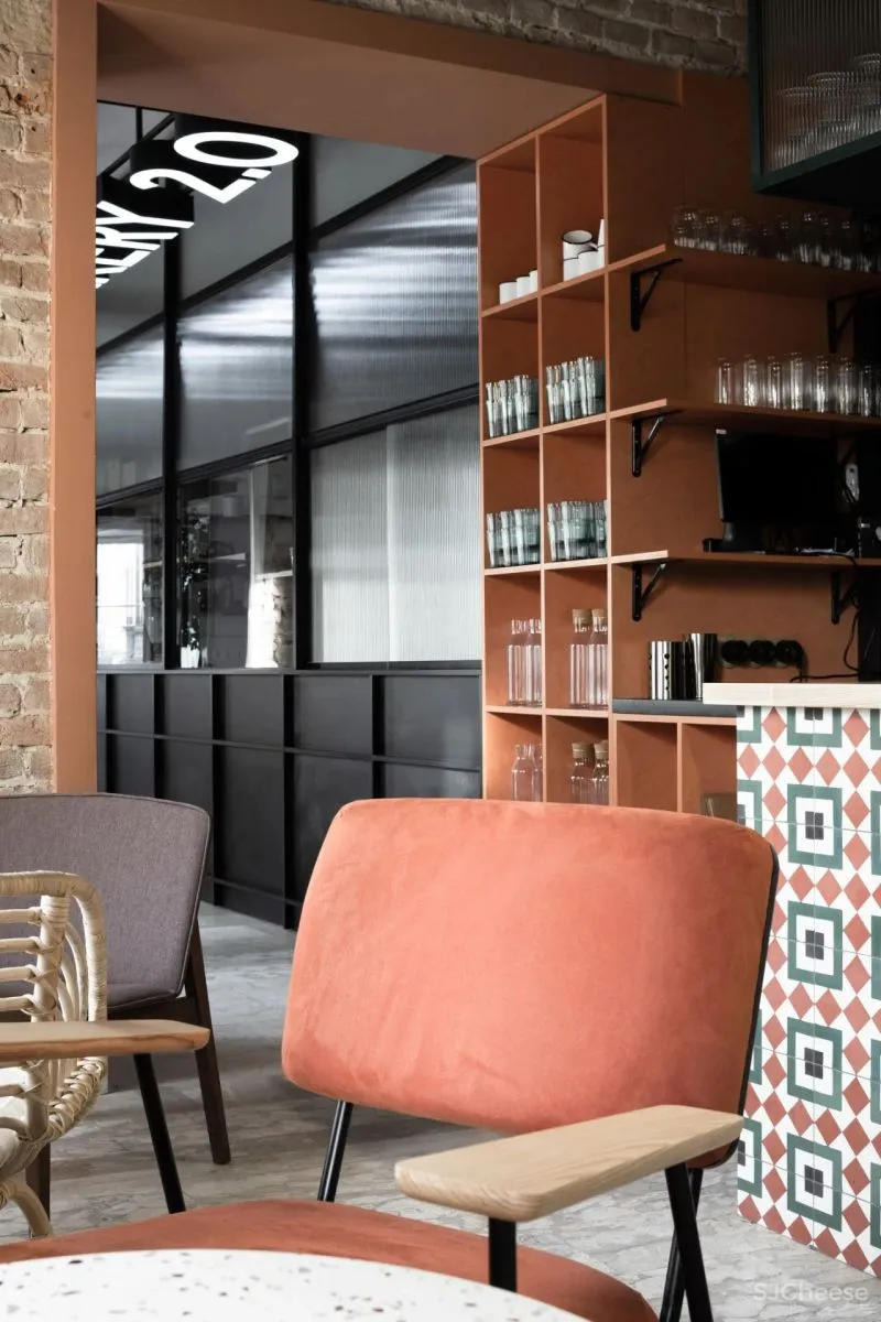 IRA LYSIUK 90㎡咖啡厅设计,现代与历史的交织